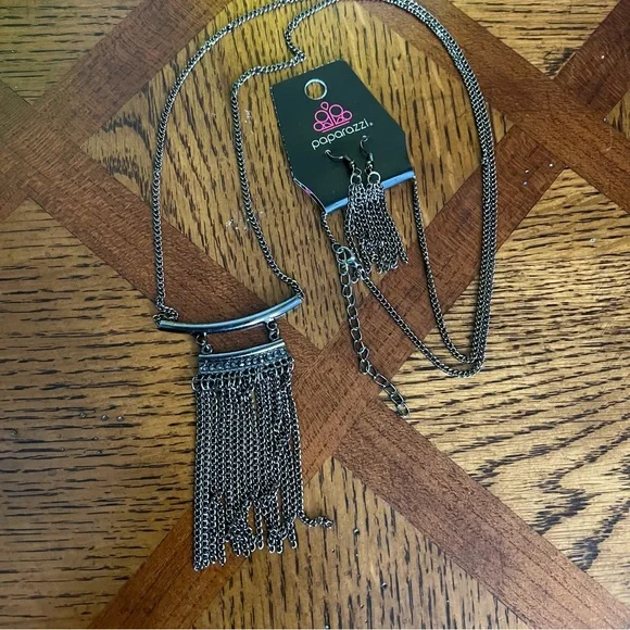 Paparazzi Gray Necklace and Earrings Set - Picture 1 of 7